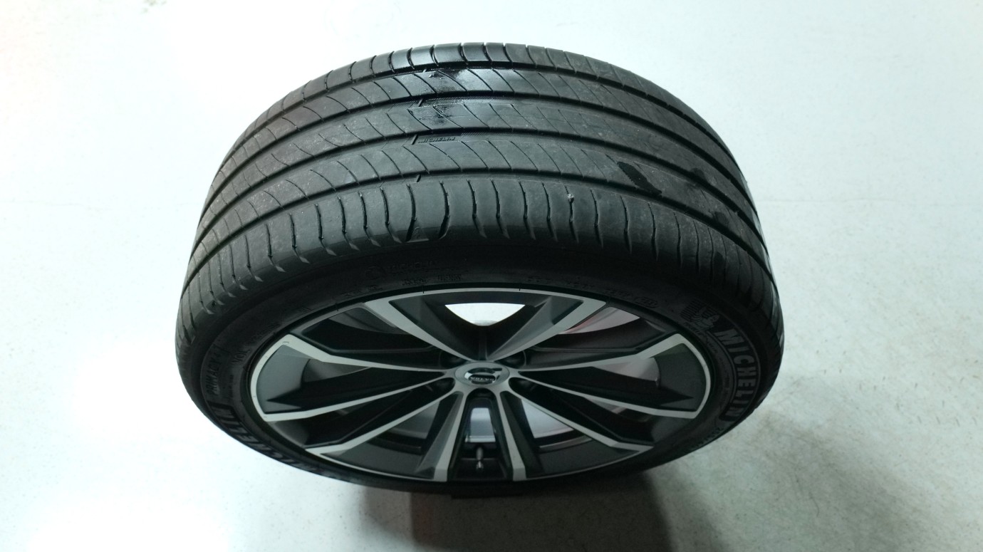 Esittelykuva Volvo S90 kevythybridiautosta.