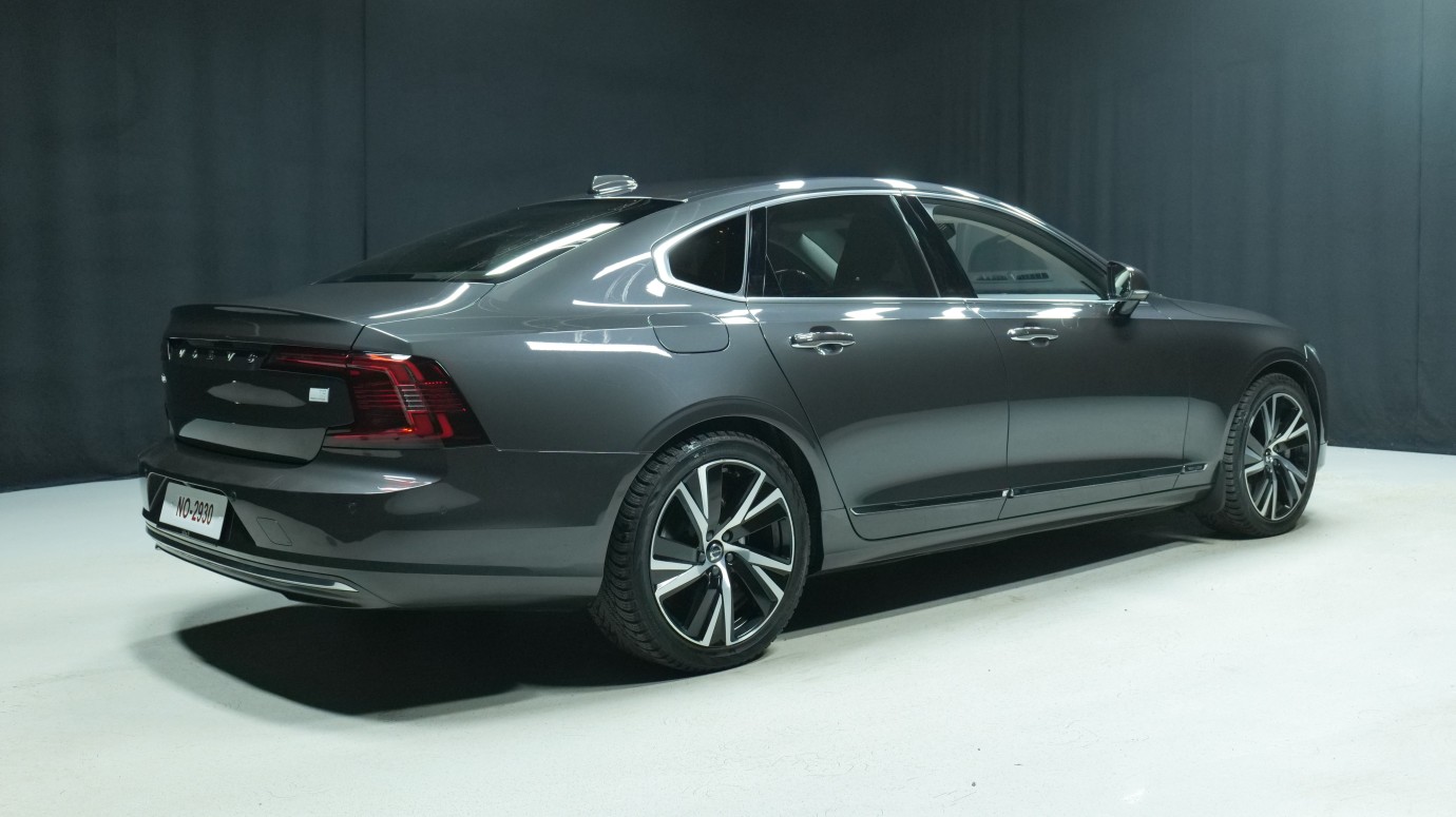 Esittelykuva Volvo S90 kevythybridiautosta.