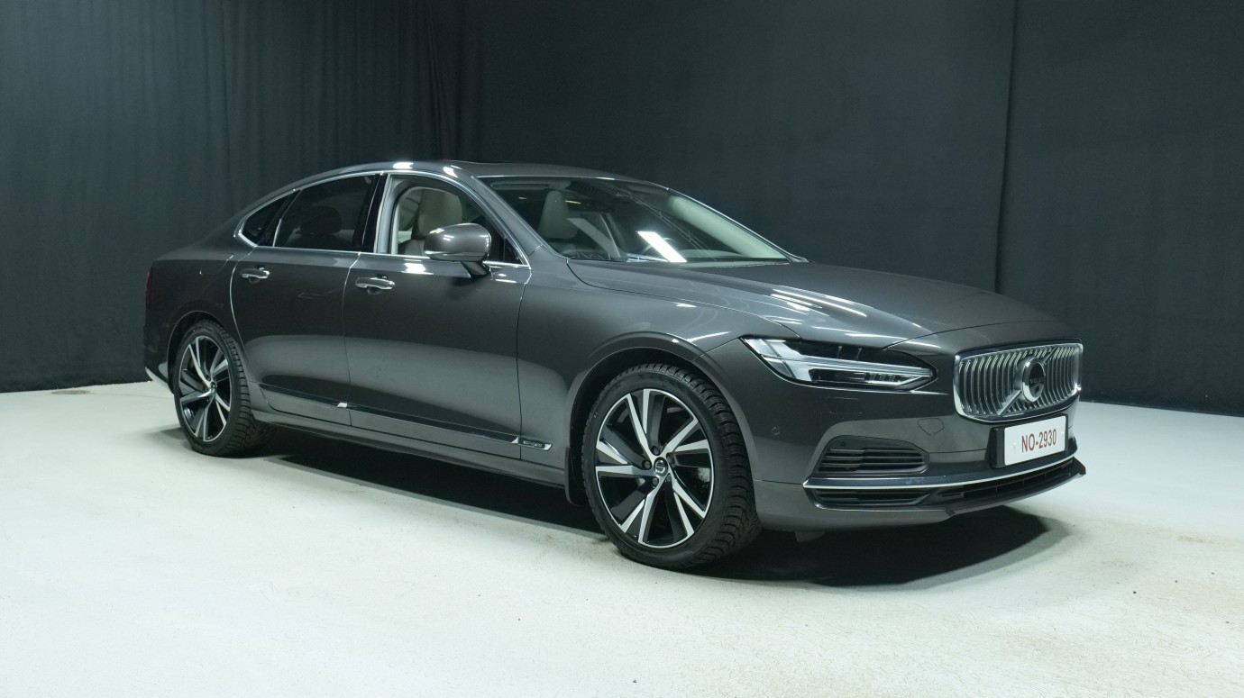 Esittelykuva Volvo S90 kevythybridiautosta.