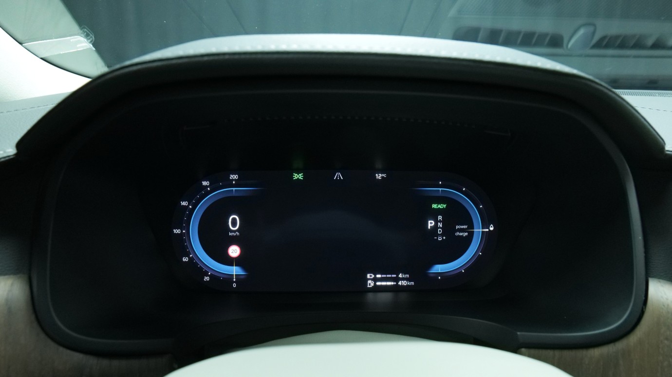 Esittelykuva Volvo S90 kevythybridiautosta.