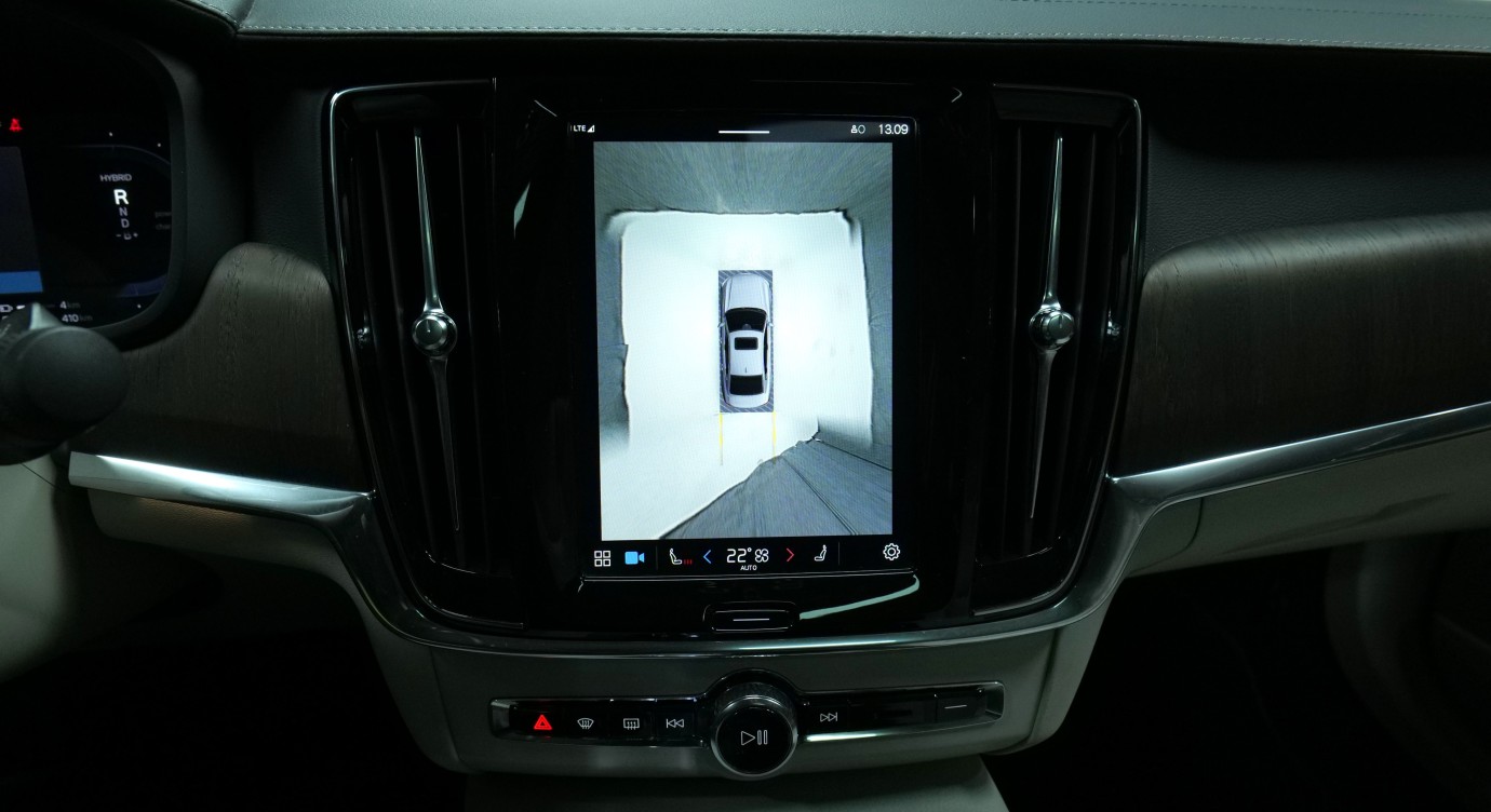 Esittelykuva Volvo S90 kevythybridiautosta.