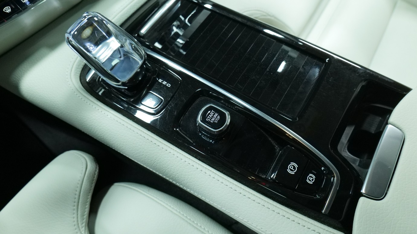 Esittelykuva Volvo S90 kevythybridiautosta.