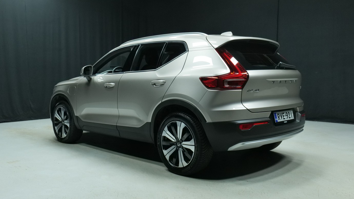 Esittelykuva Volvo XC40 kevythybridiautosta.