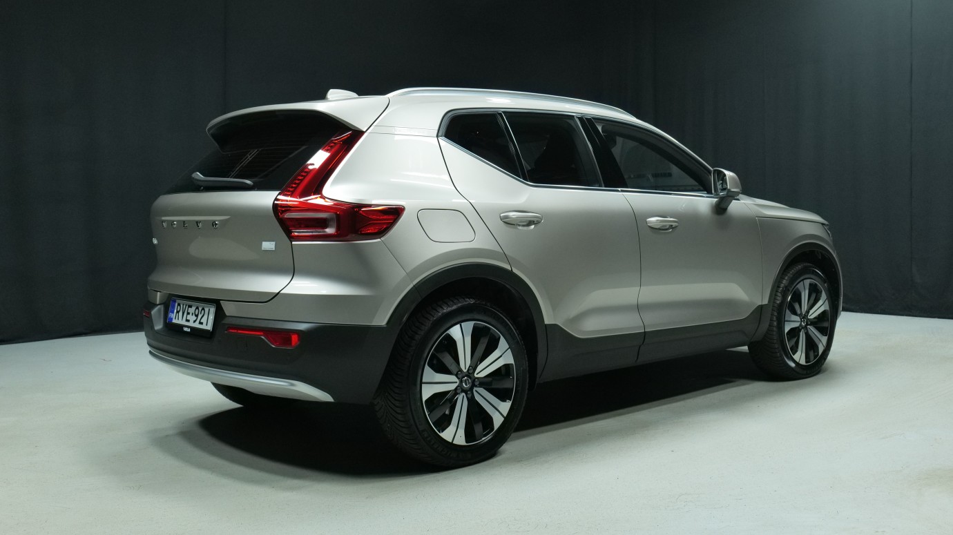 Esittelykuva Volvo XC40 kevythybridiautosta.