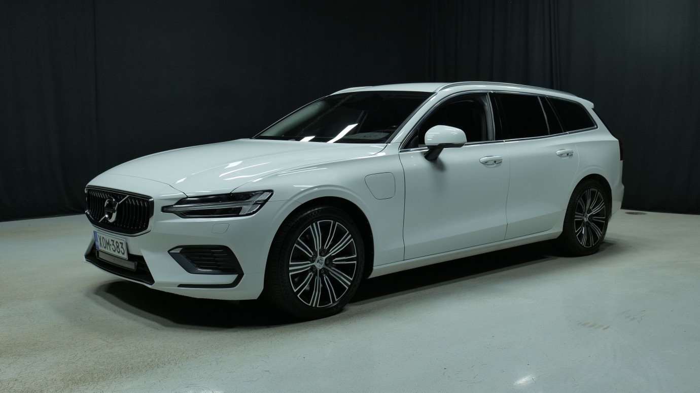 Esittelykuva Volvo V60 kevythybridiautosta.