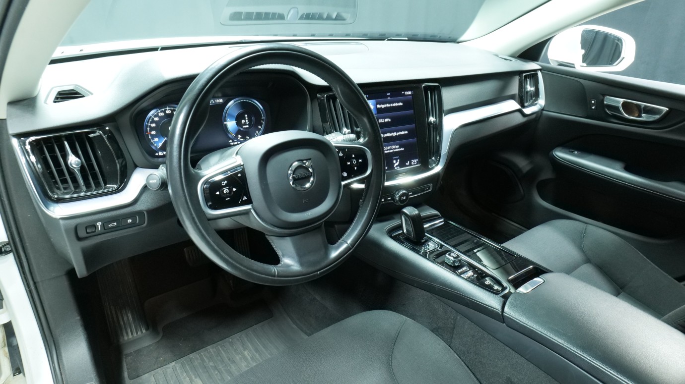Esittelykuva Volvo V60 kevythybridiautosta.