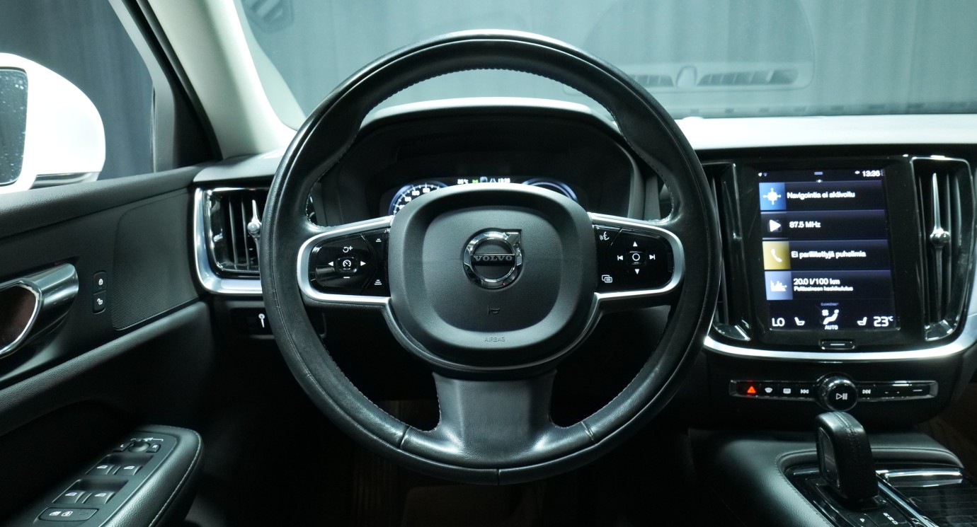 Esittelykuva Volvo V60 kevythybridiautosta.
