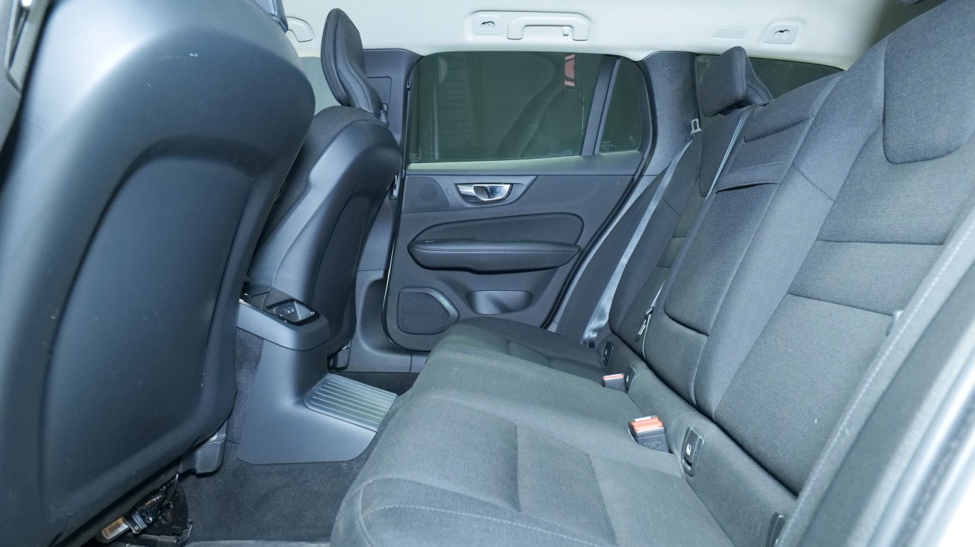 Esittelykuva Volvo V60 kevythybridiautosta.