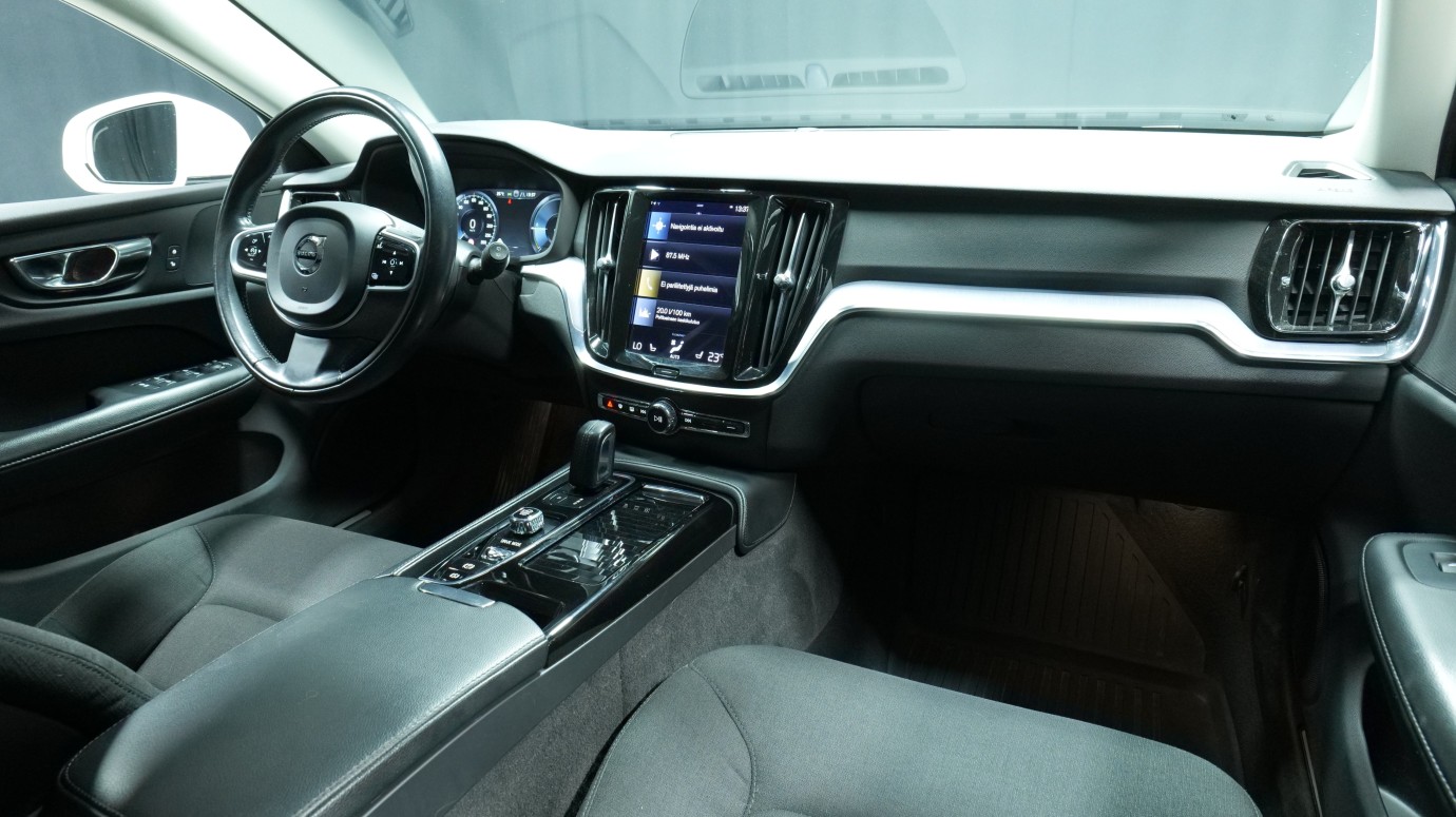 Esittelykuva Volvo V60 kevythybridiautosta.