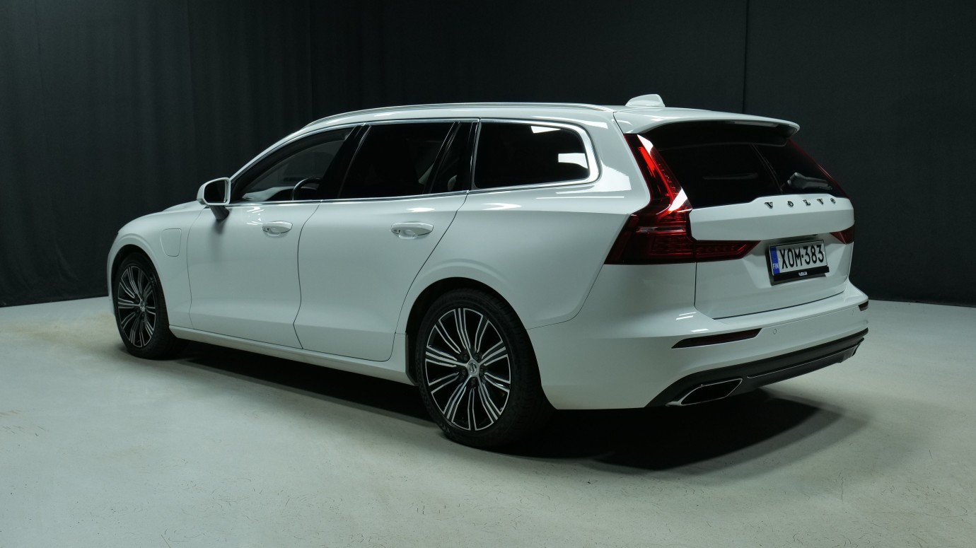 Esittelykuva Volvo V60 kevythybridiautosta.