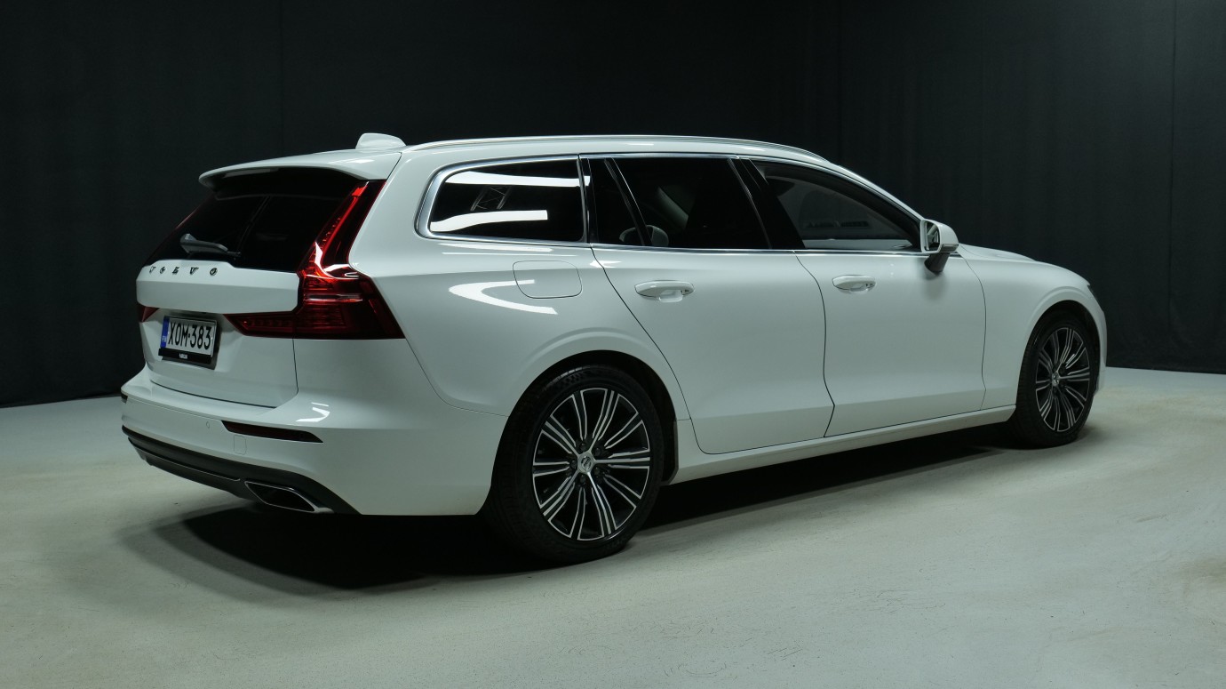 Esittelykuva Volvo V60 kevythybridiautosta.
