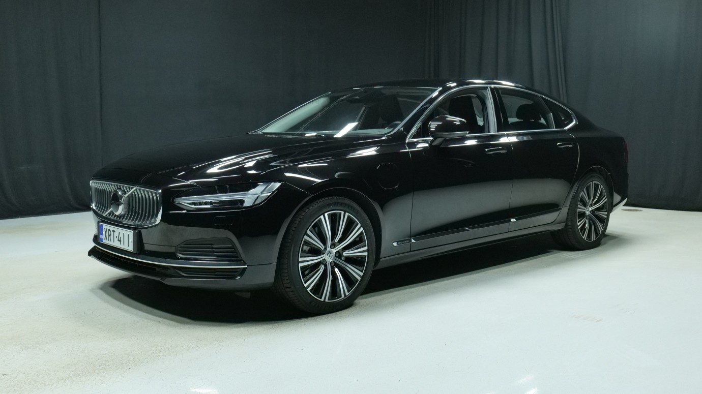 Esittelykuva Volvo S90 kevythybridiautosta.