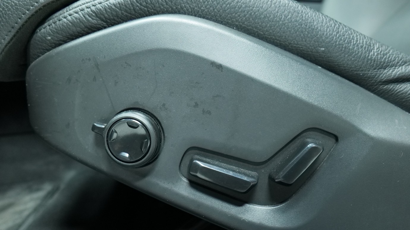 Esittelykuva Volvo S90 kevythybridiautosta.