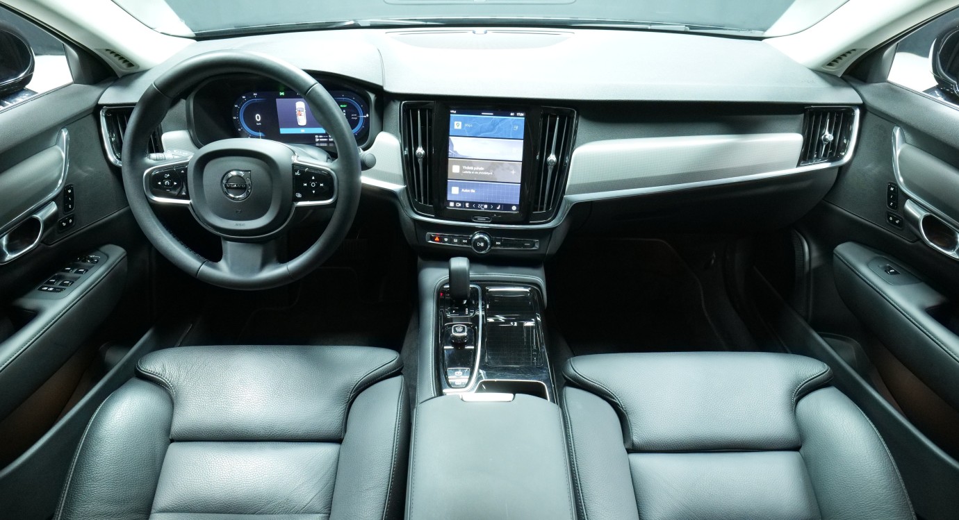 Esittelykuva Volvo S90 kevythybridiautosta.