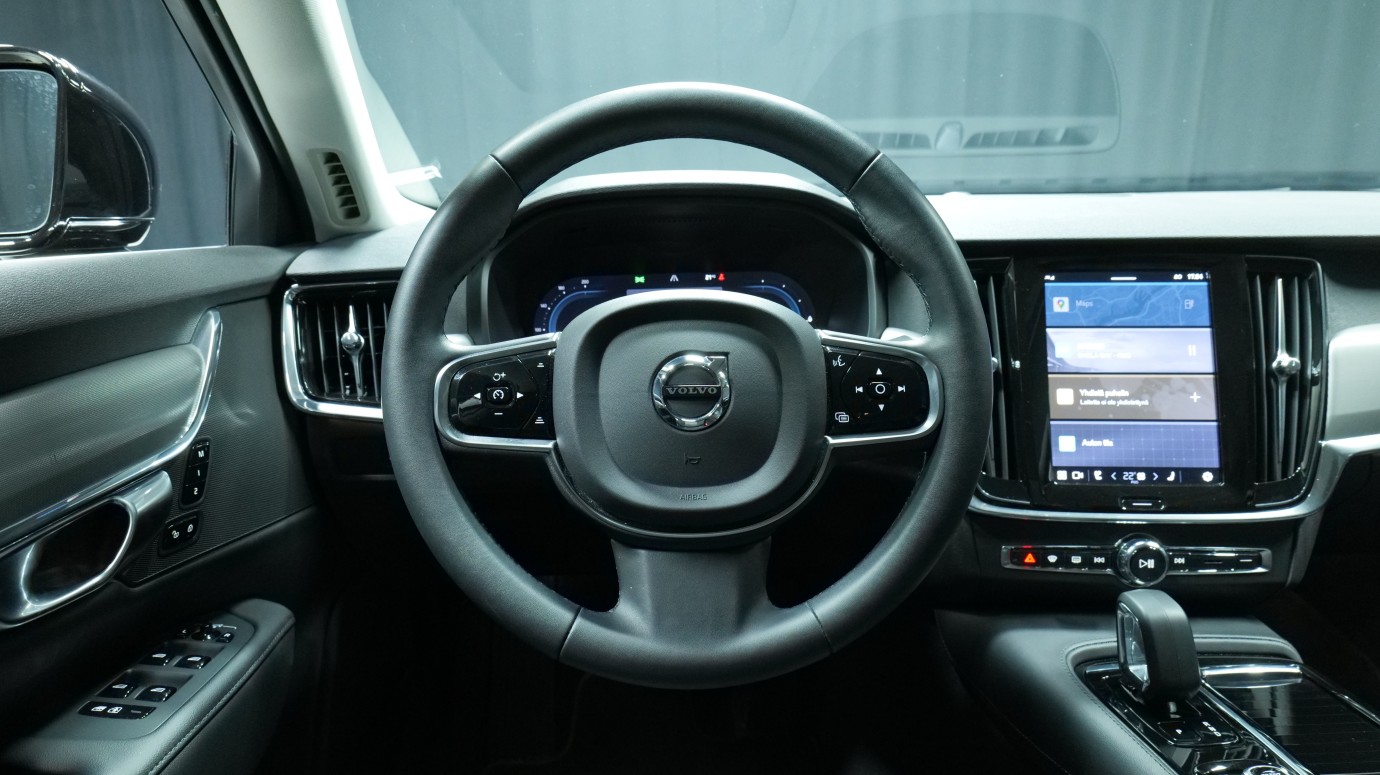 Esittelykuva Volvo S90 kevythybridiautosta.