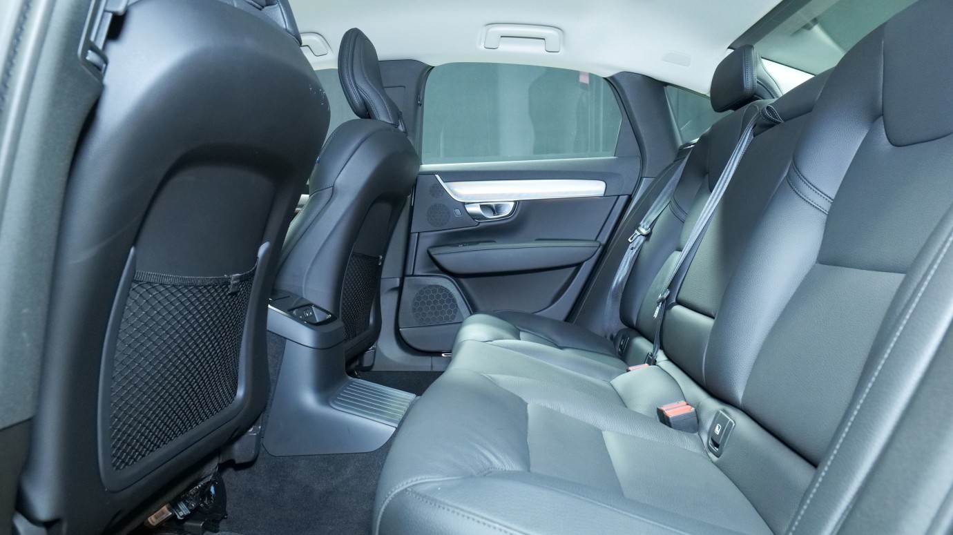 Esittelykuva Volvo S90 kevythybridiautosta.