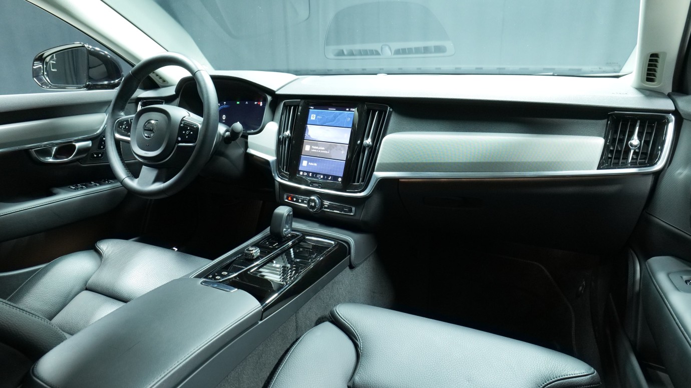 Esittelykuva Volvo S90 kevythybridiautosta.