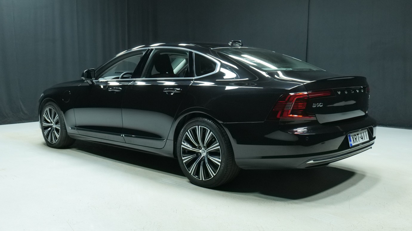 Esittelykuva Volvo S90 kevythybridiautosta.