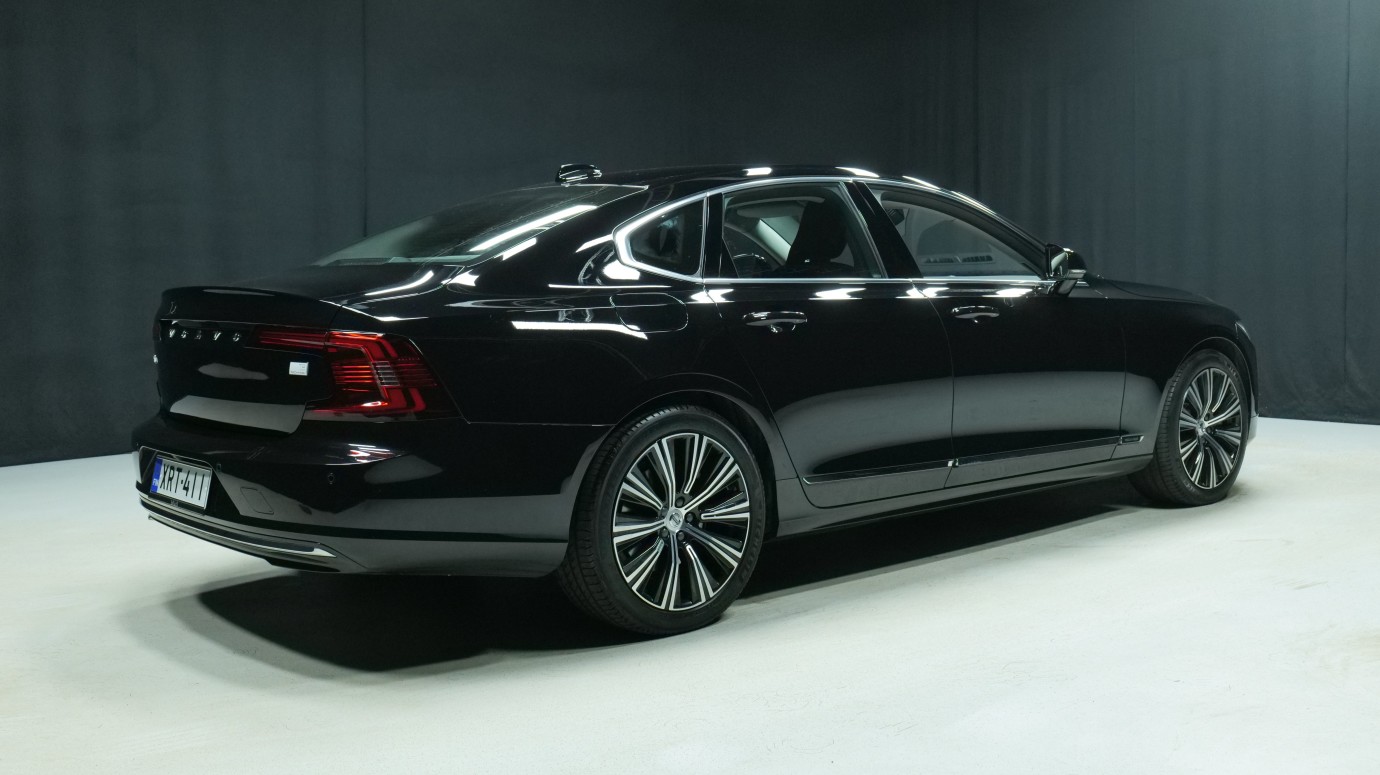 Esittelykuva Volvo S90 kevythybridiautosta.