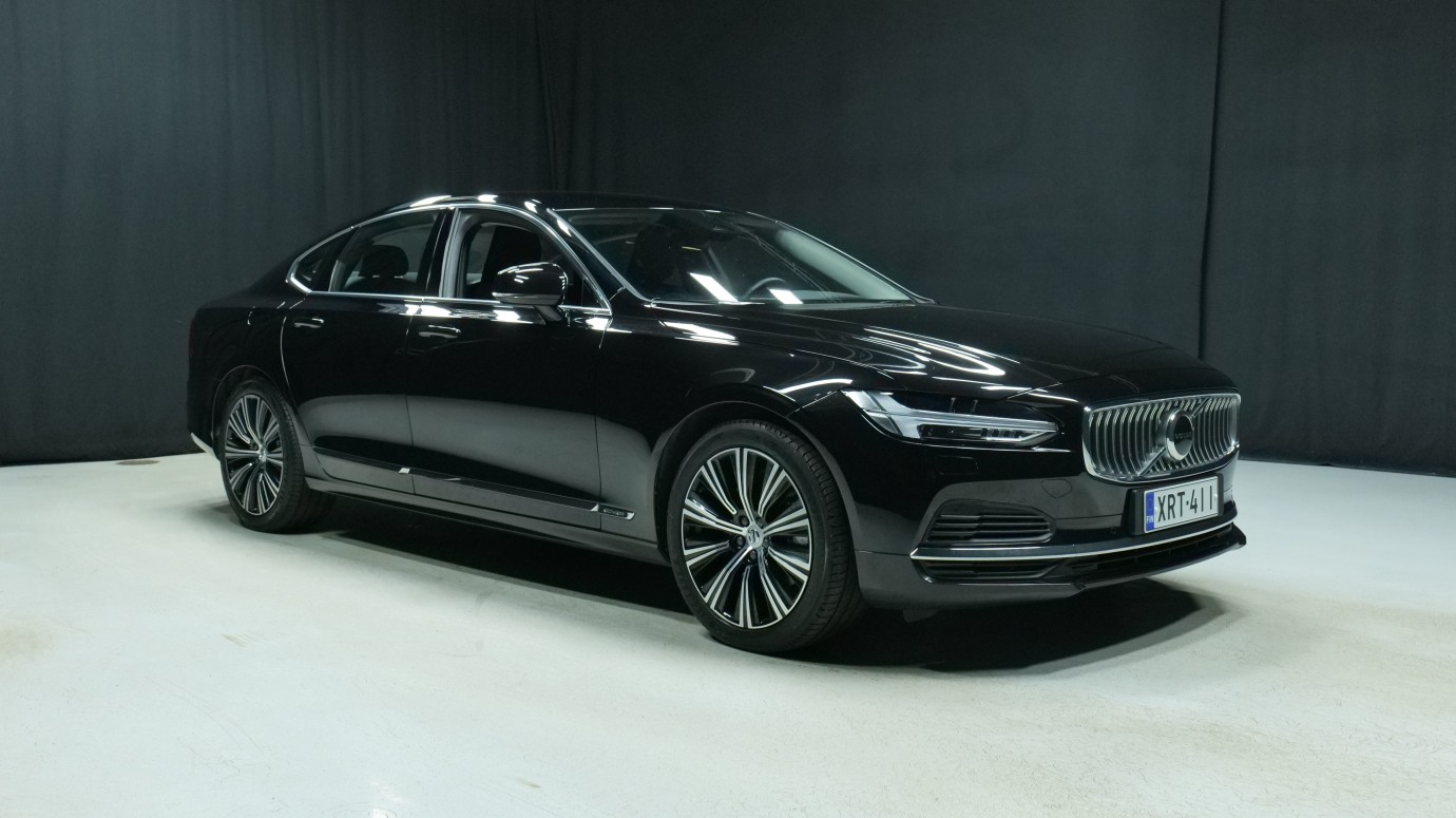 Esittelykuva Volvo S90 kevythybridiautosta.
