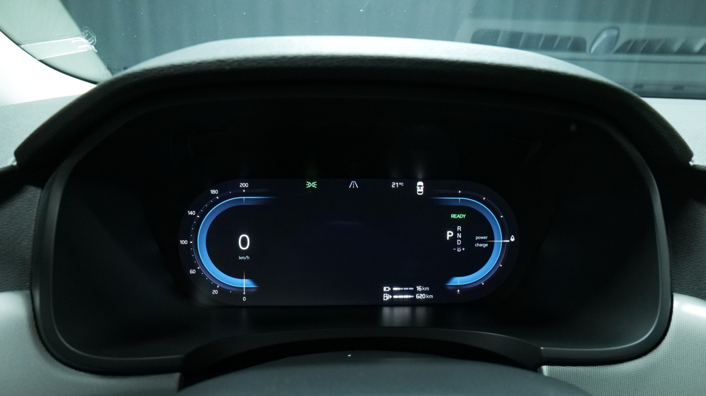 Esittelykuva Volvo S90 kevythybridiautosta.