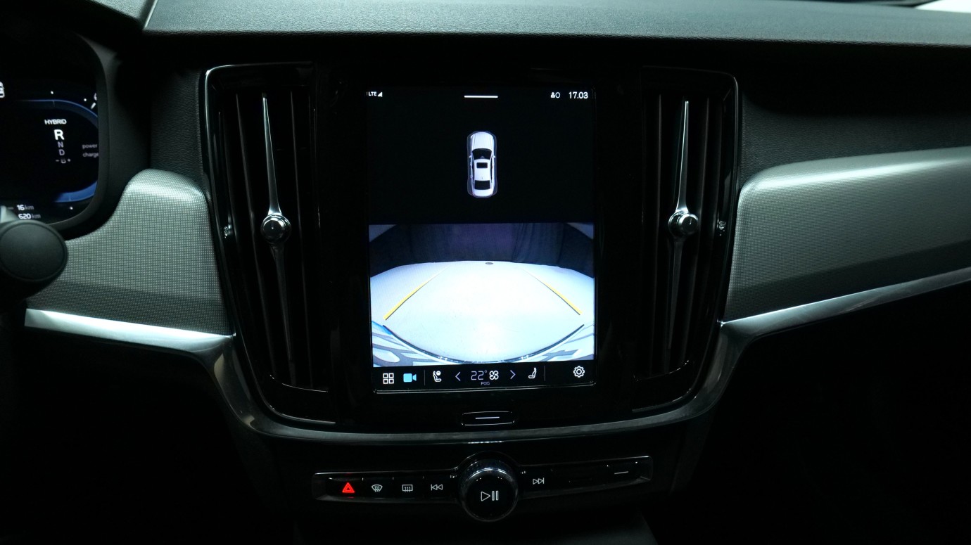 Esittelykuva Volvo S90 kevythybridiautosta.