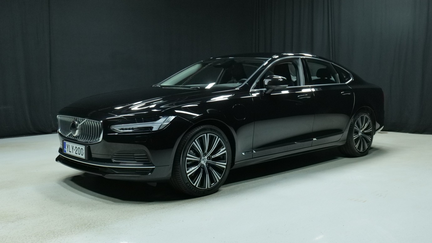 Esittelykuva Volvo S90 kevythybridiautosta.