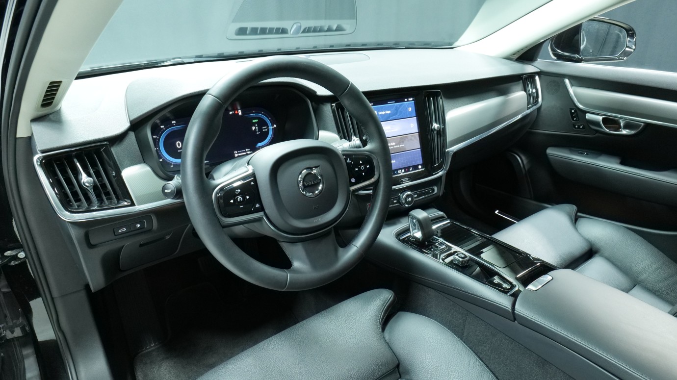 Esittelykuva Volvo S90 kevythybridiautosta.