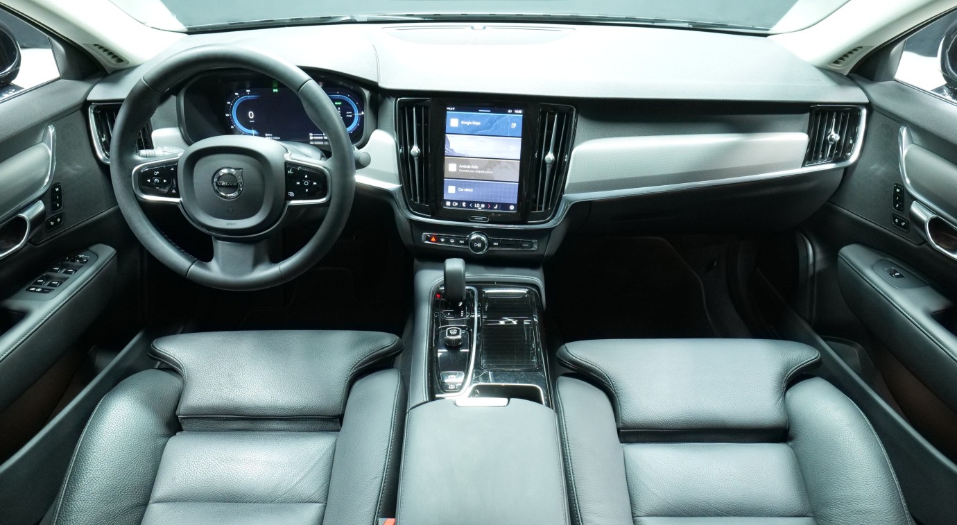 Esittelykuva Volvo S90 kevythybridiautosta.