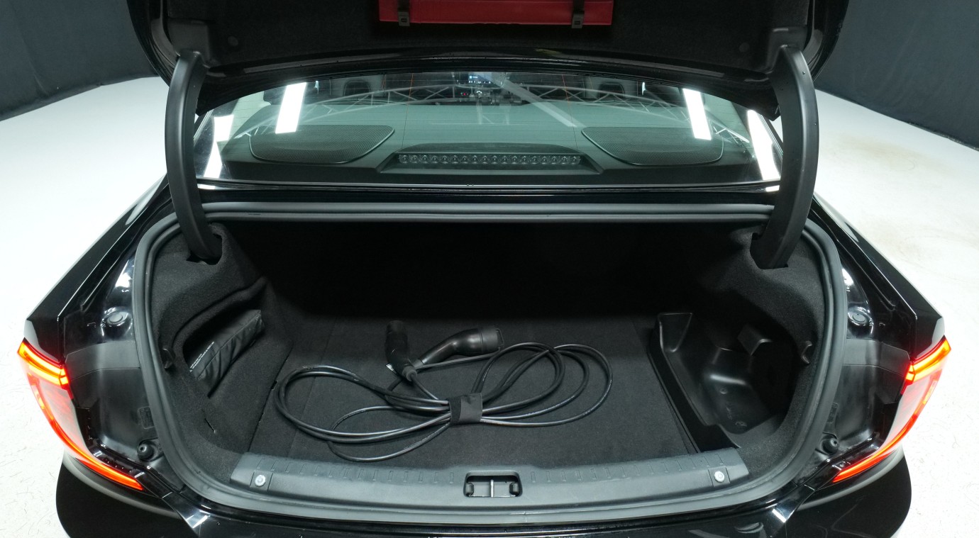 Esittelykuva Volvo S90 kevythybridiautosta.