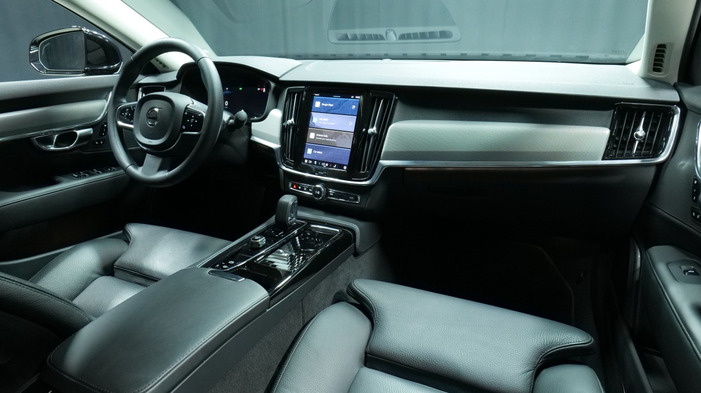 Esittelykuva Volvo S90 kevythybridiautosta.