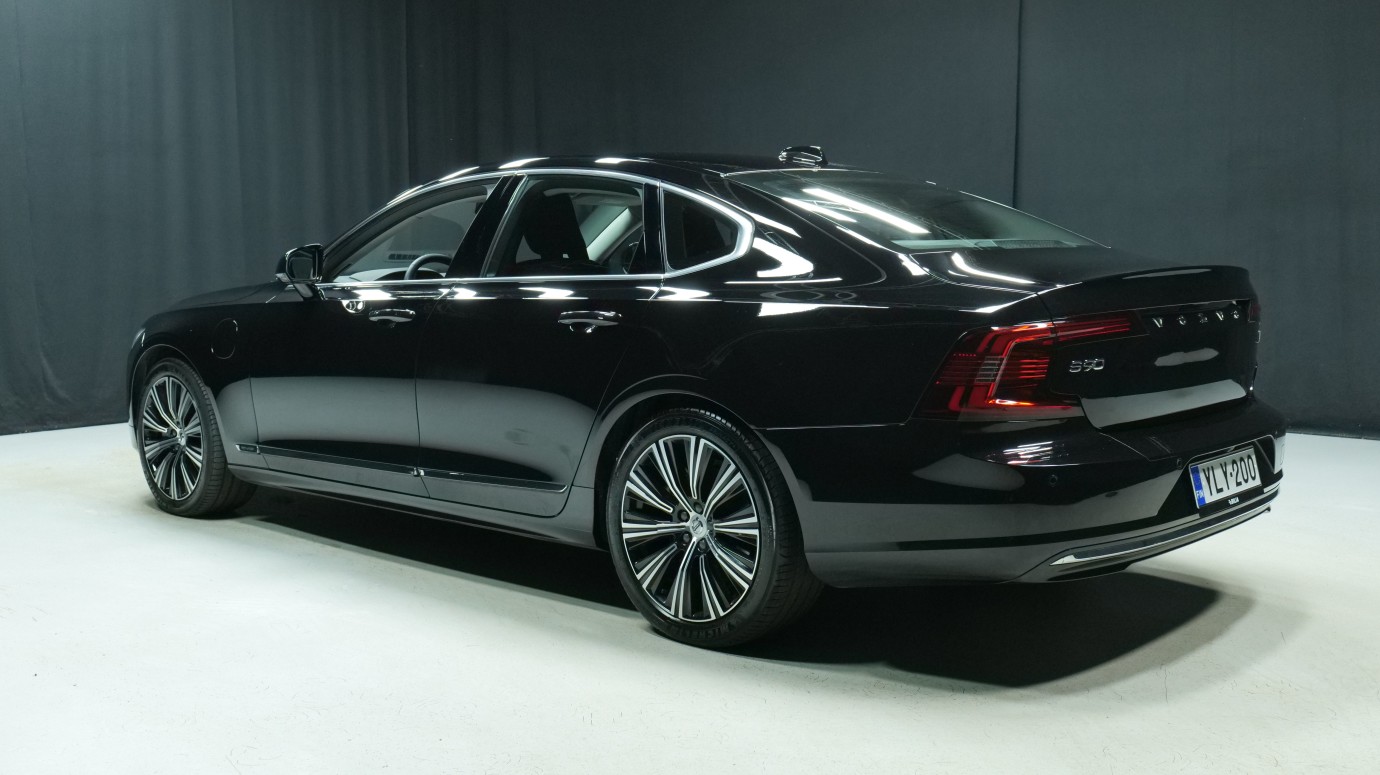 Esittelykuva Volvo S90 kevythybridiautosta.