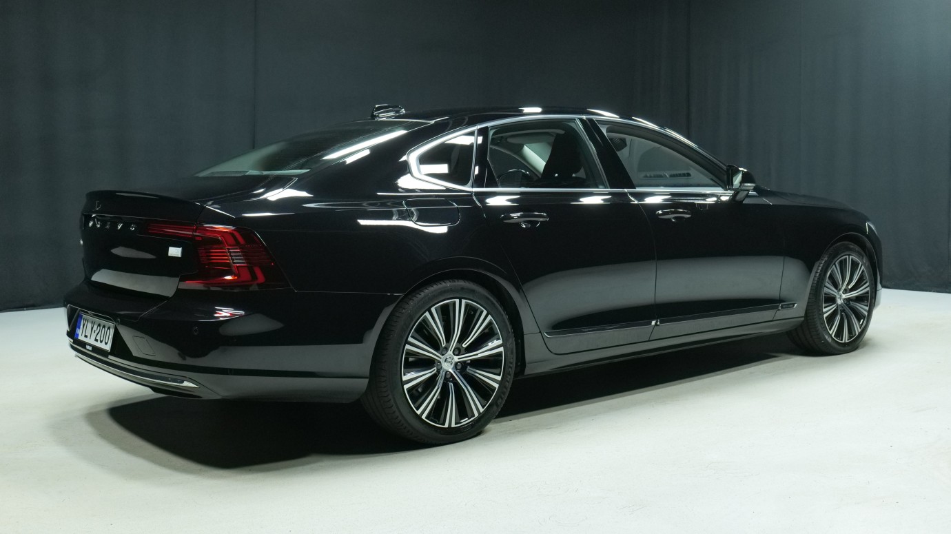 Esittelykuva Volvo S90 kevythybridiautosta.