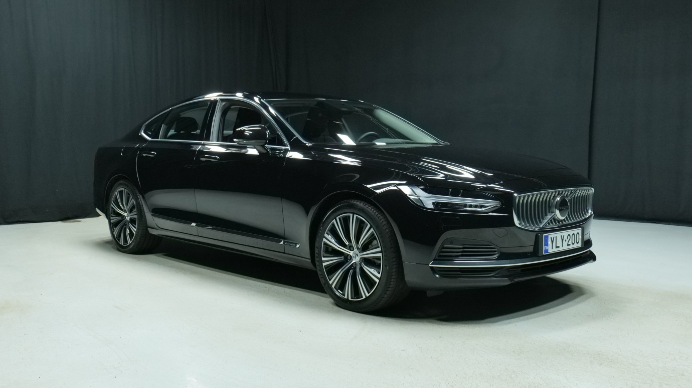 Esittelykuva Volvo S90 kevythybridiautosta.