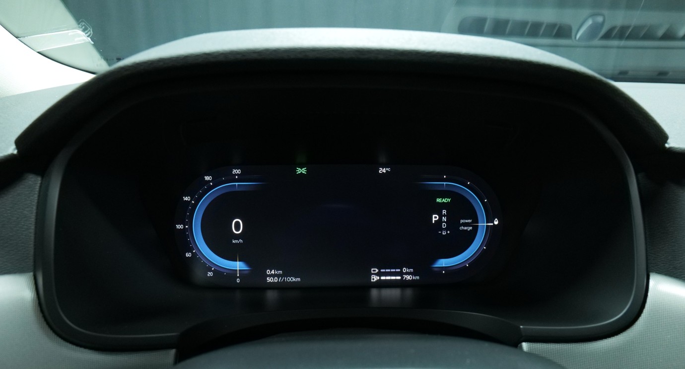 Esittelykuva Volvo S90 kevythybridiautosta.