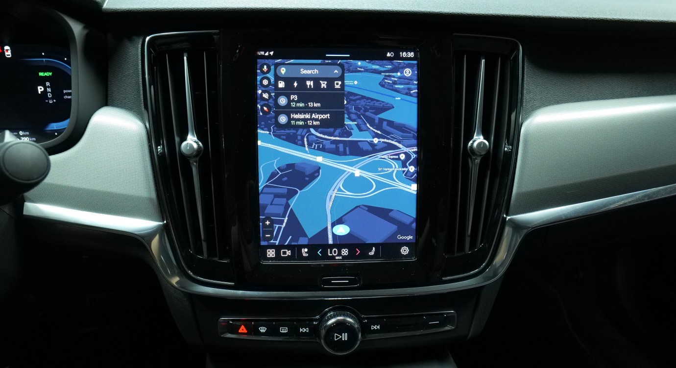 Esittelykuva Volvo S90 kevythybridiautosta.