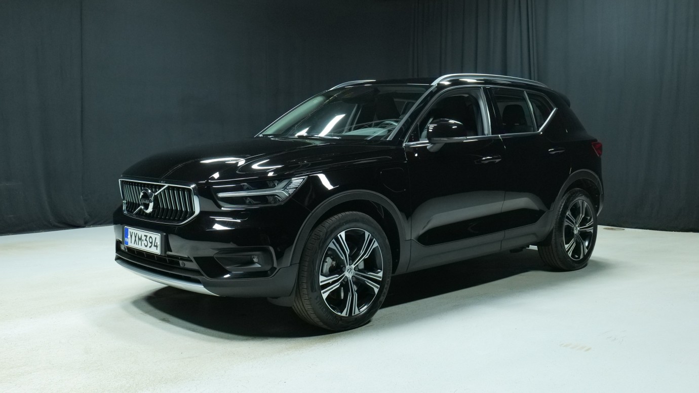 Esittelykuva Volvo XC40 kevythybridiautosta.