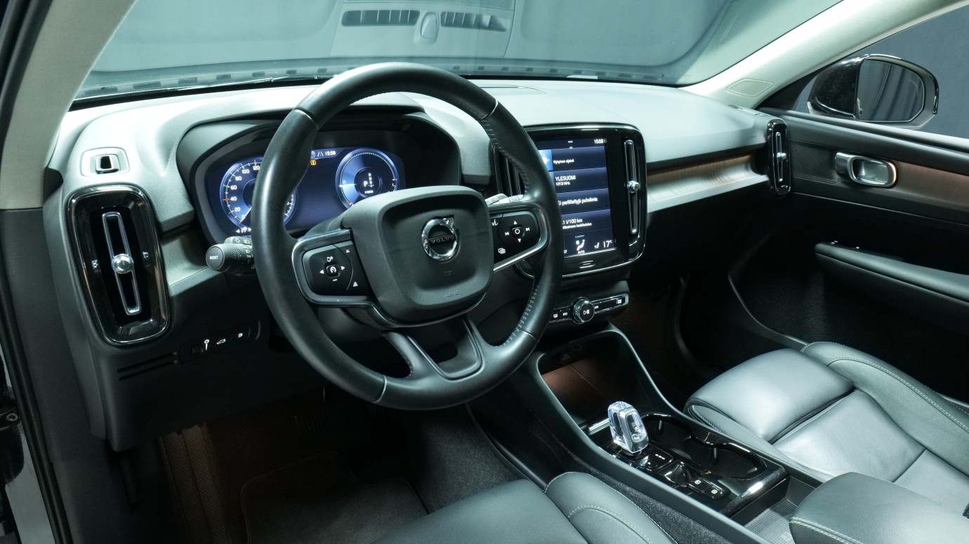 Esittelykuva Volvo XC40 kevythybridiautosta.
