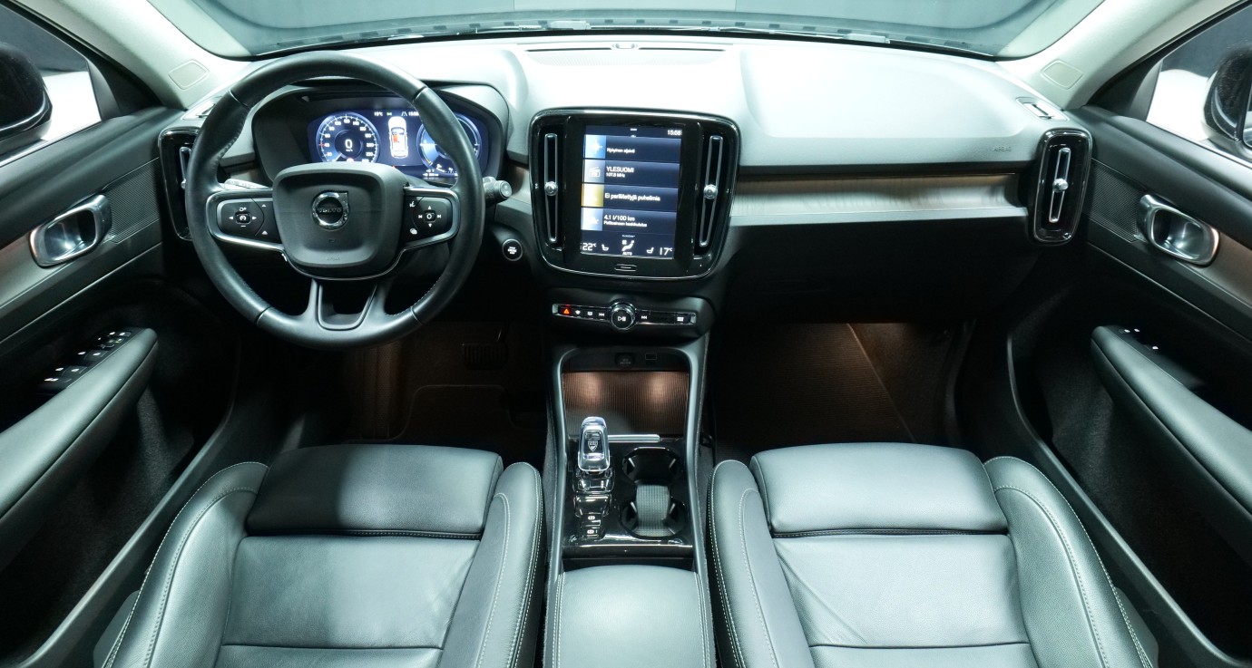 Esittelykuva Volvo XC40 kevythybridiautosta.