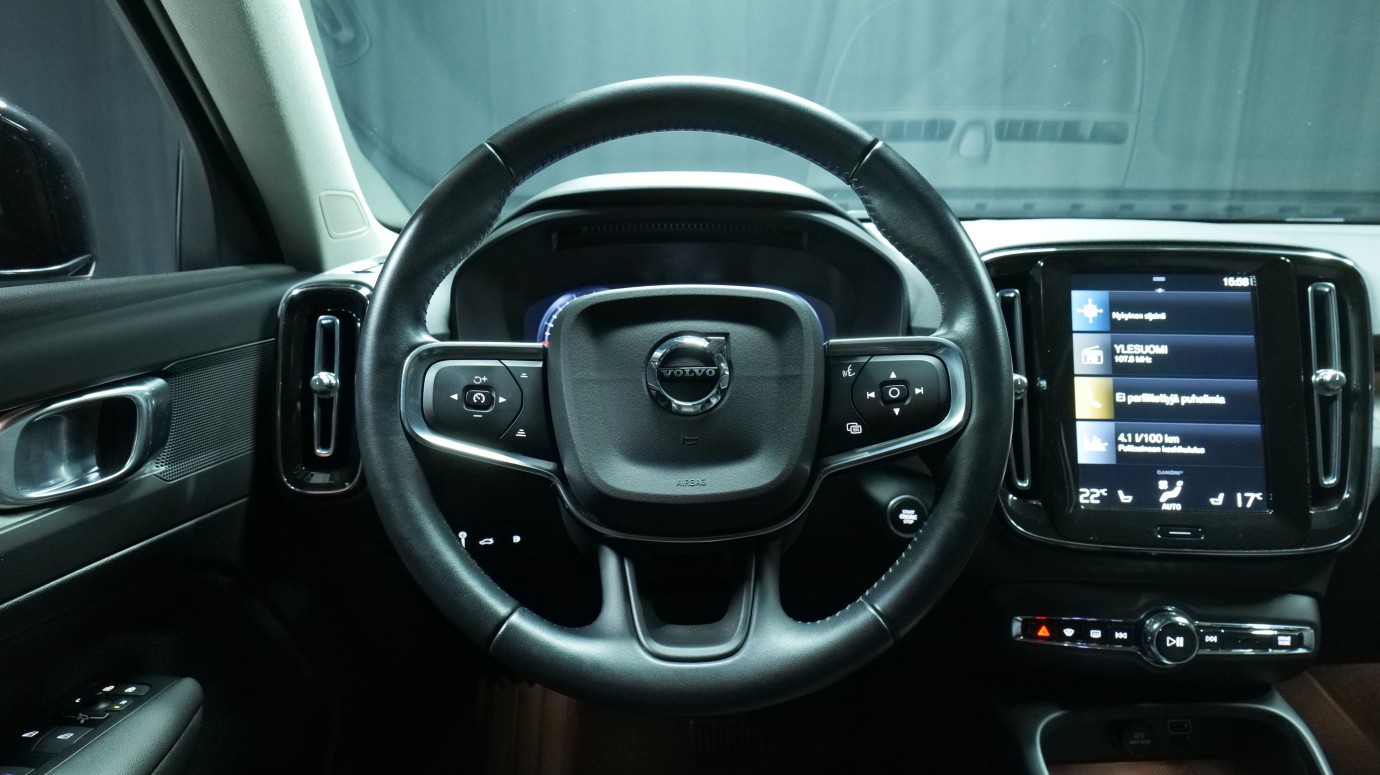 Esittelykuva Volvo XC40 kevythybridiautosta.