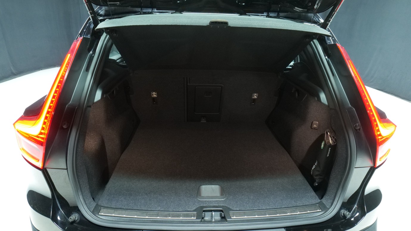 Esittelykuva Volvo XC40 kevythybridiautosta.