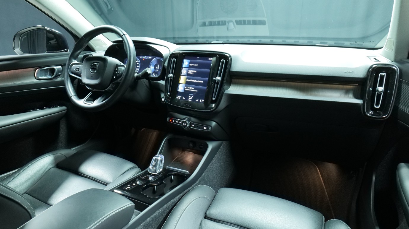 Esittelykuva Volvo XC40 kevythybridiautosta.
