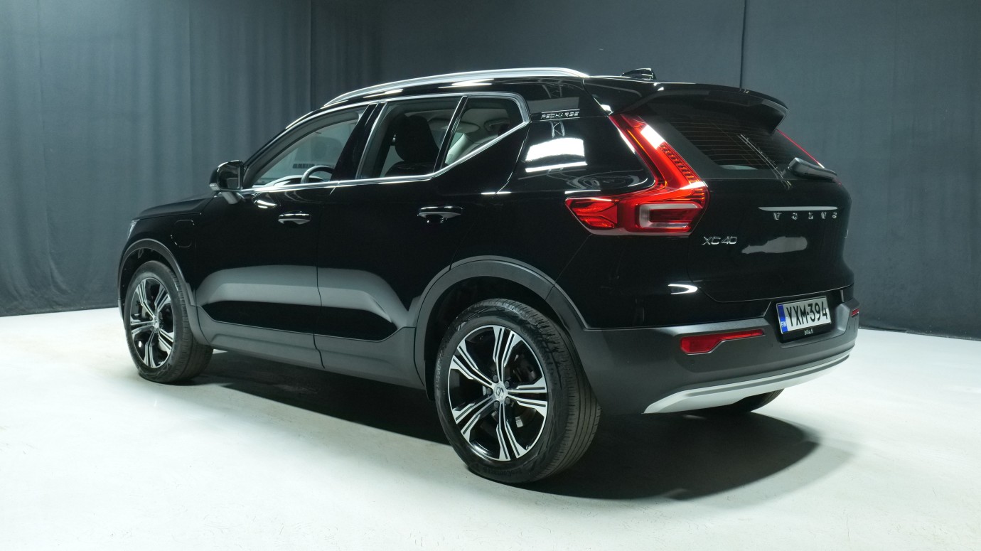 Esittelykuva Volvo XC40 kevythybridiautosta.
