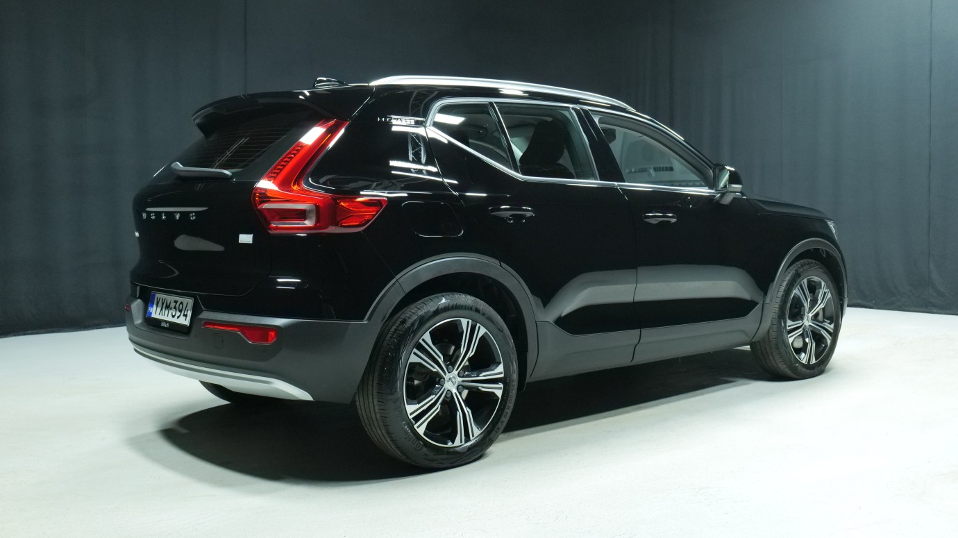 Esittelykuva Volvo XC40 kevythybridiautosta.