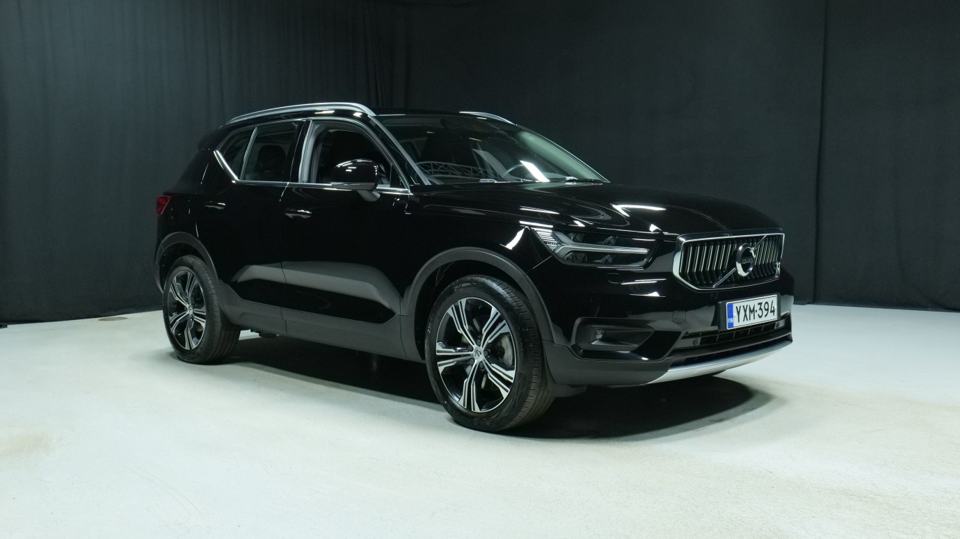 Esittelykuva Volvo XC40 kevythybridiautosta.