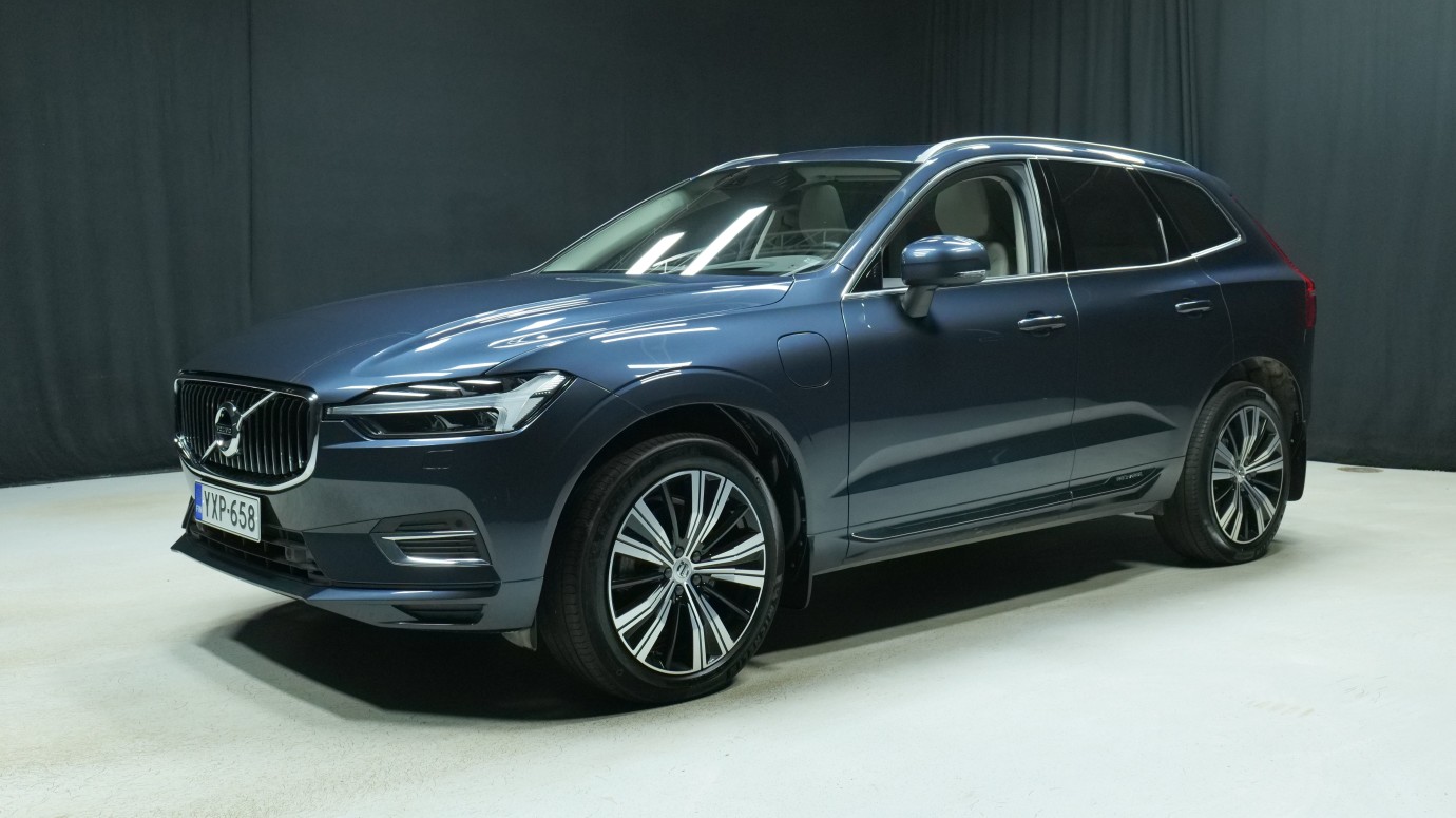 Esittelykuva Volvo XC60 kevythybridiautosta.