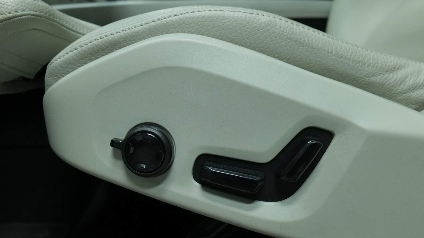 Esittelykuva Volvo XC60 kevythybridiautosta.