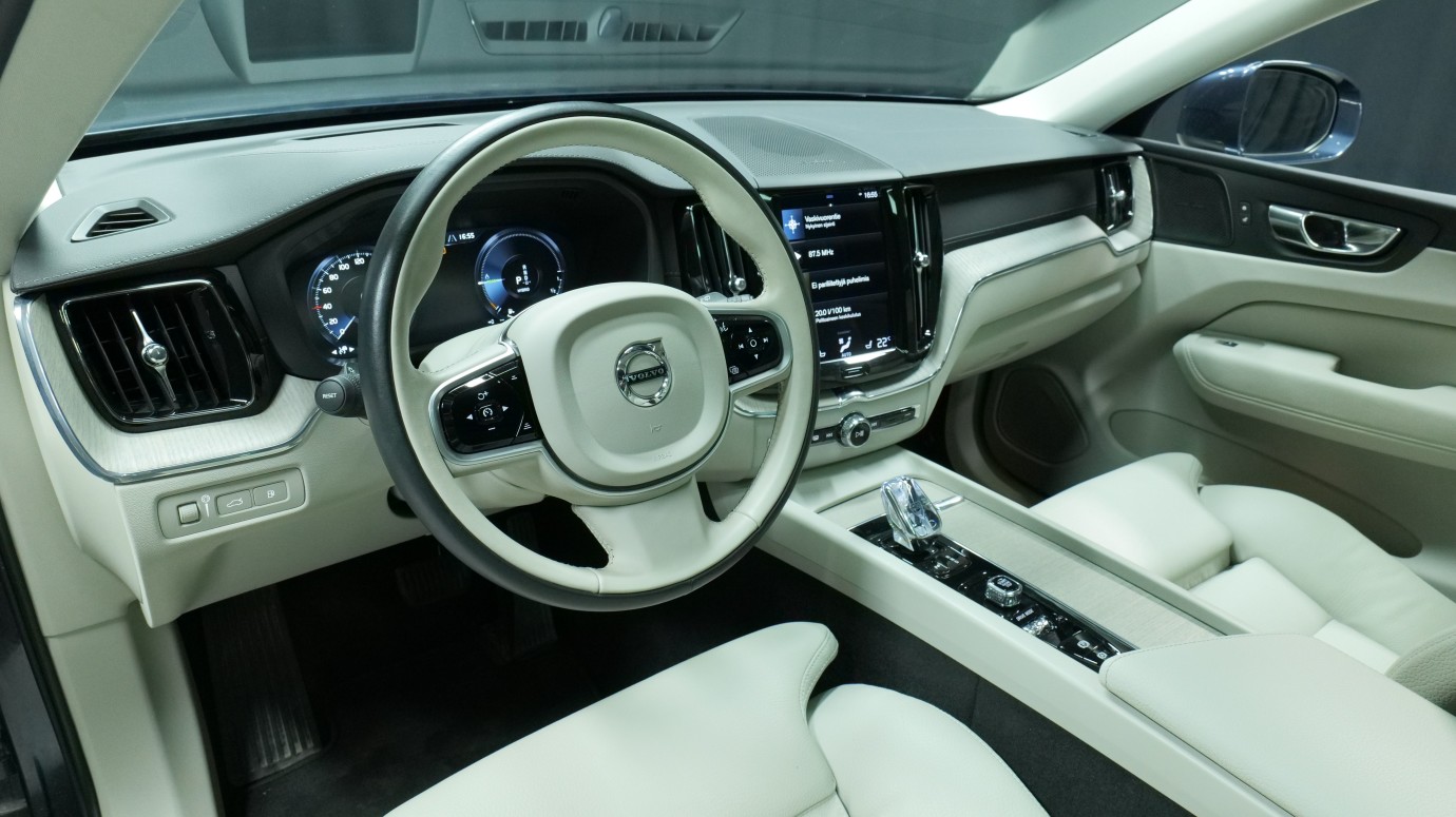 Esittelykuva Volvo XC60 kevythybridiautosta.