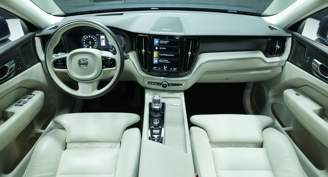 Esittelykuva Volvo XC60 kevythybridiautosta.