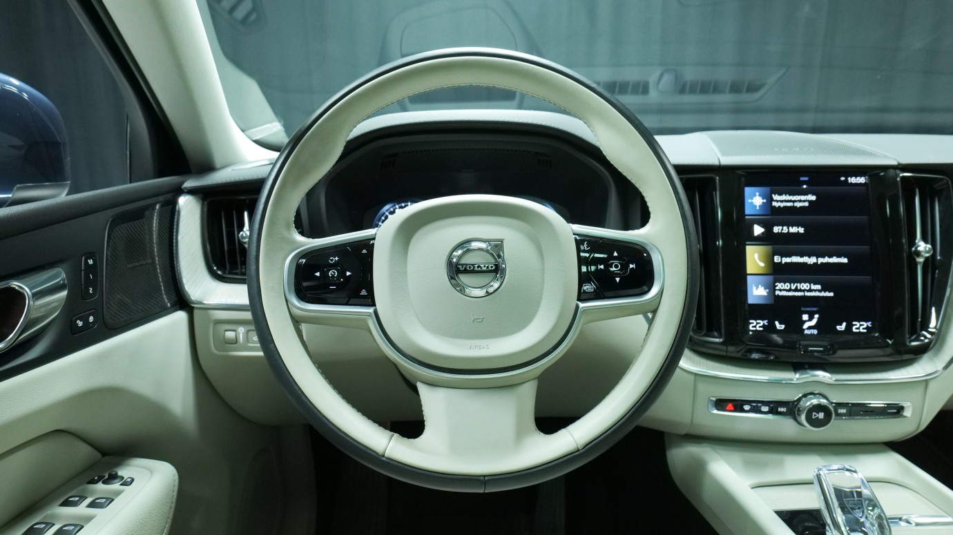 Esittelykuva Volvo XC60 kevythybridiautosta.